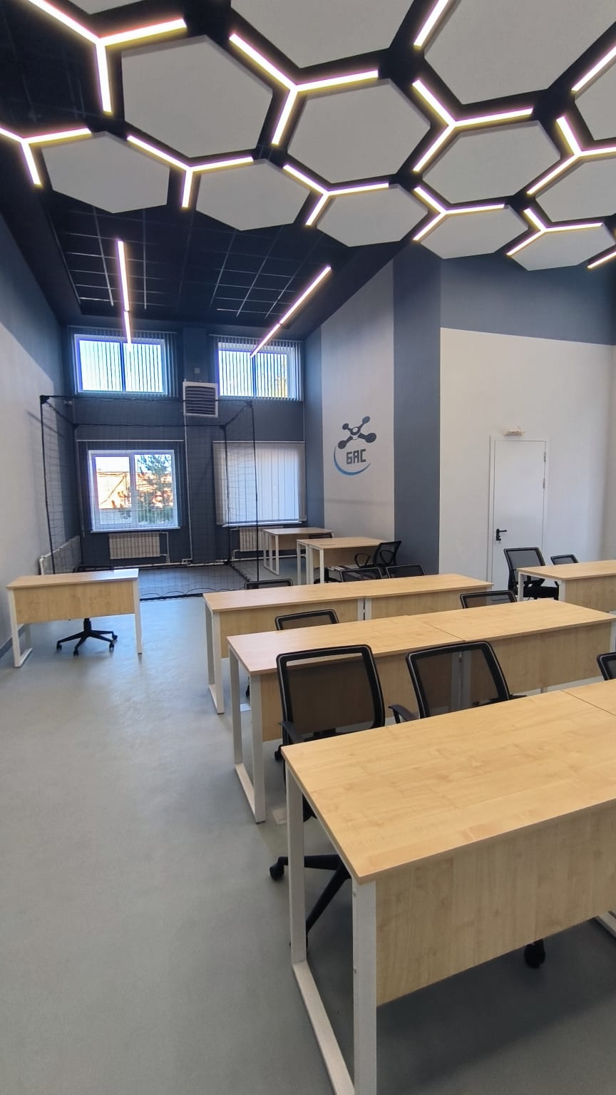 Интерьер коворкинга с акустическими потолками K&R Design